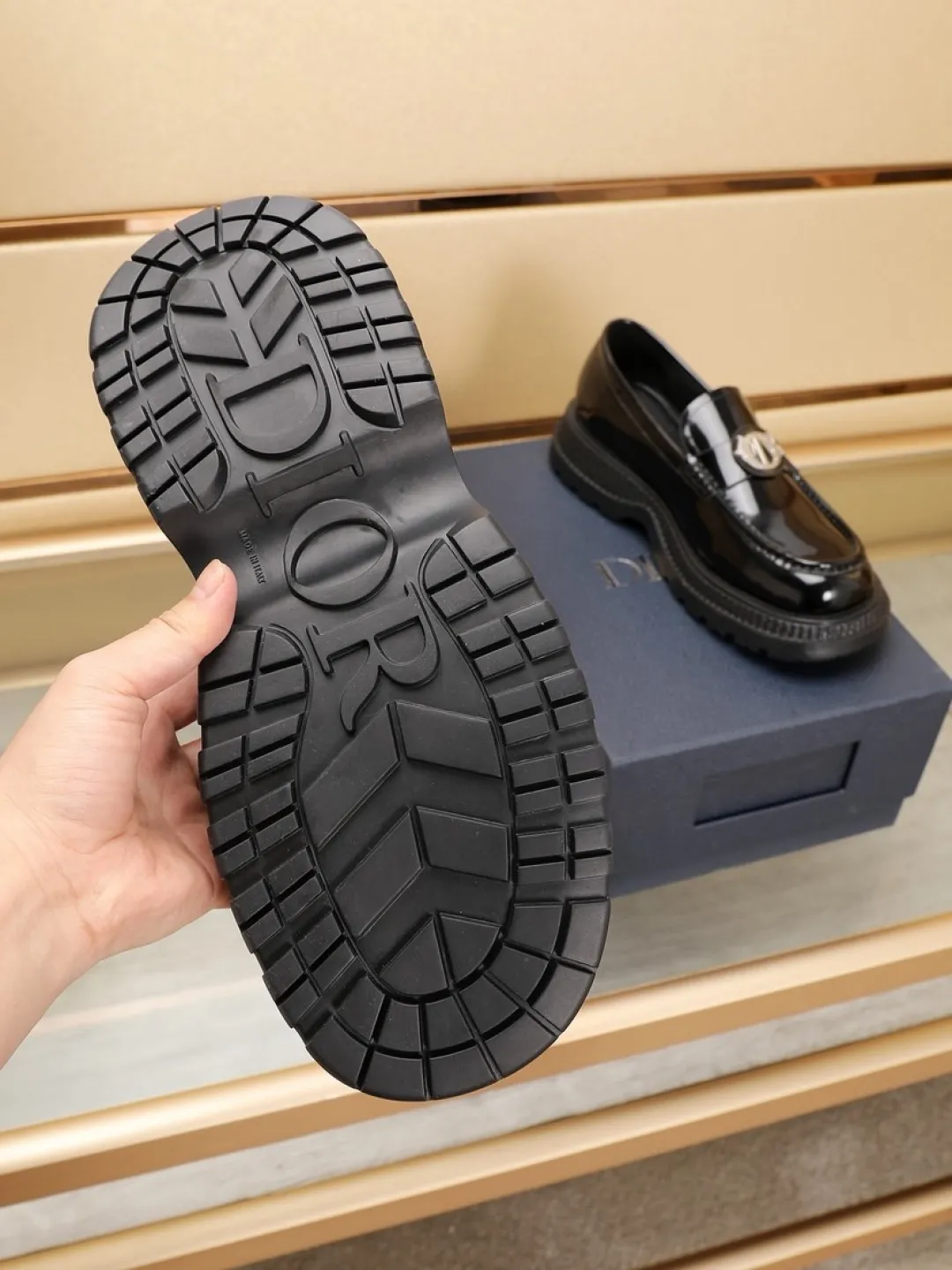Factory P500💰dior 🆕Men's classic loafers, which combine classic shoe styles with retro California style. Slipper style design, easy to put on and take off. Crafted from top-grain cowhide leather, they feature a rubber lugged sole and the DIO* AND SHAWN signature in brass and enamel. Wear it with casual clothing or a suit. Size: 38-44 (45.46 customized